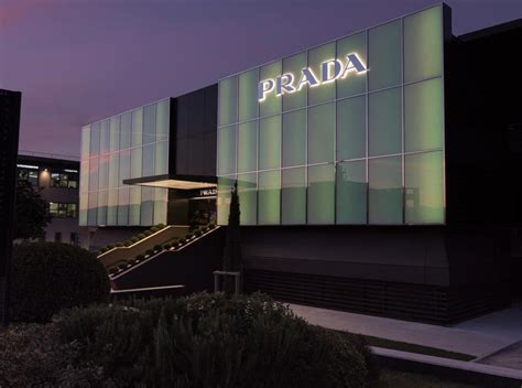 outlet prada leccio orari